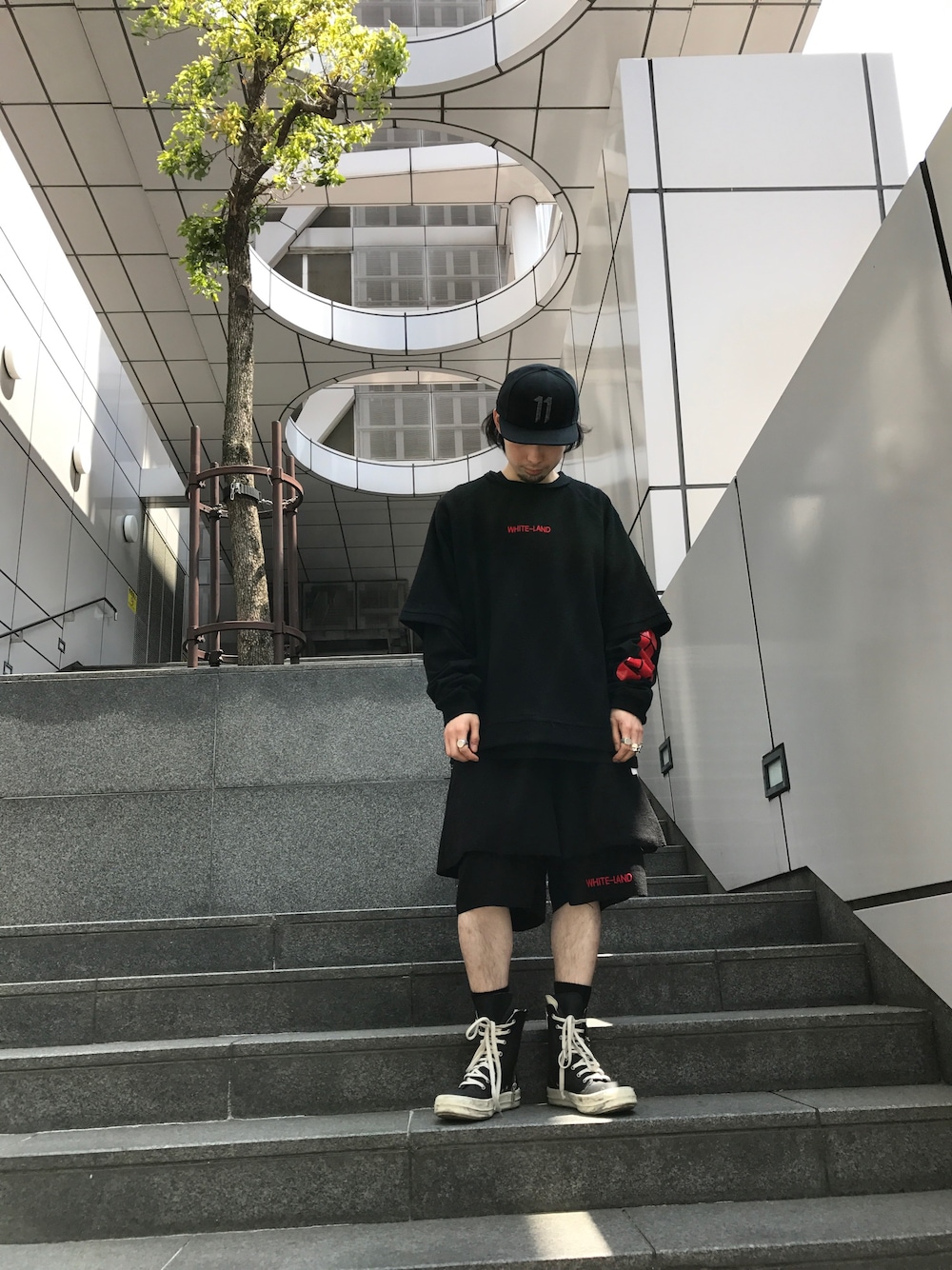 「スニーカー、黒、LHP、drkshdw、カジュアルコーデ、11by boris bidjan saberi、WHITELAND BLACKBURN」｜「DRKSHDWのアイテム（スニーカー、ブラック系）」を使った、shintaro itoさん（メンズ・173cm）の春コーディネートの1枚目の写真