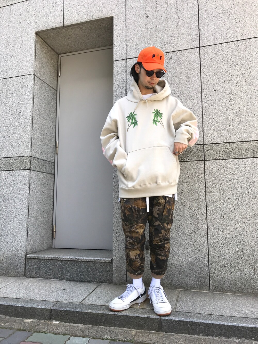 「LHP、PATRIOT、blackmeans、gosharubchinskiy、ゆるコーデ、スニーカー」｜「Gosha Rubchinskiyのアイテム（スニーカー、ホワイト系）」を使った、shintaro itoさん（メンズ・173cm）の春コーディネートの1枚目の写真