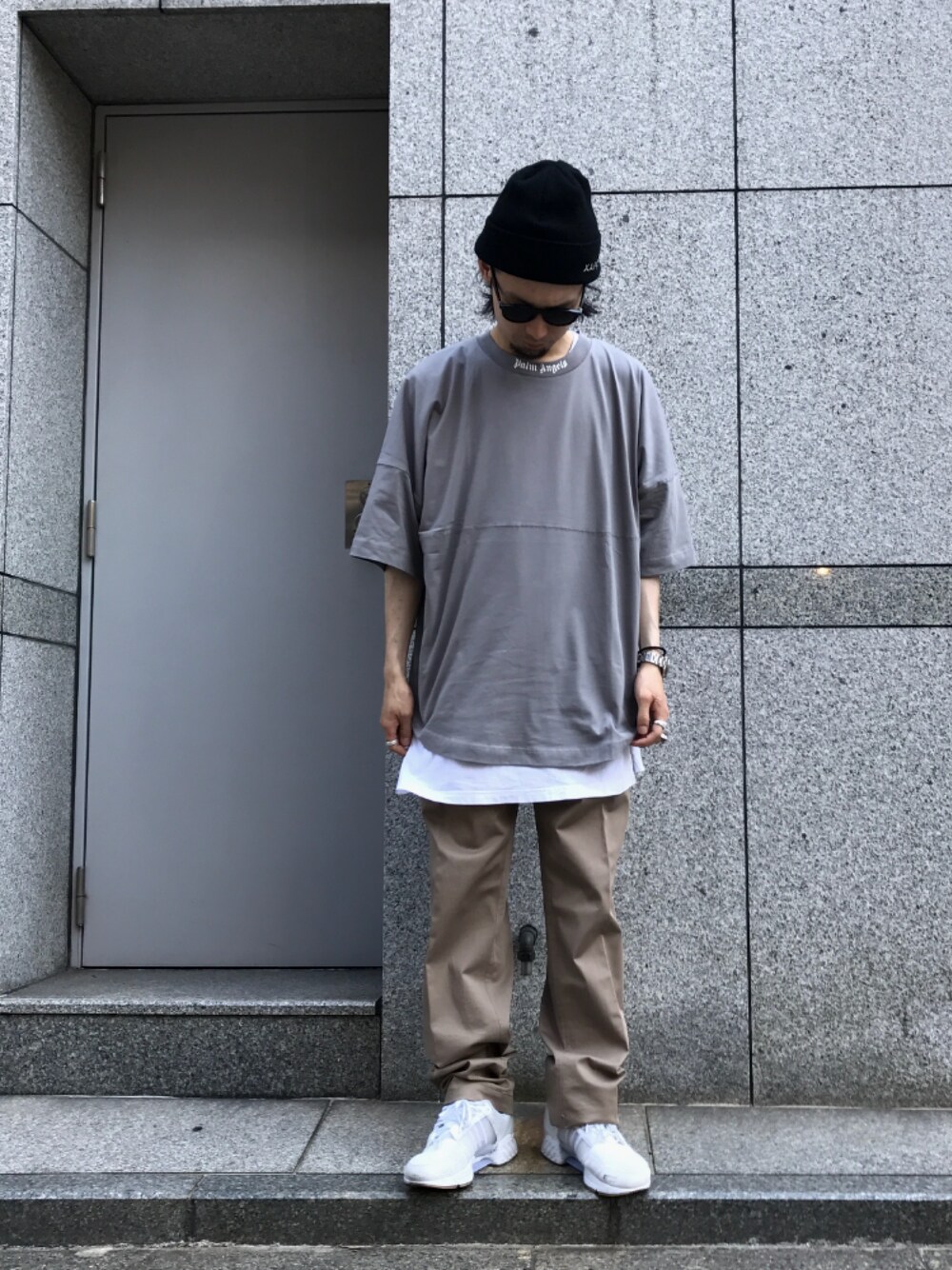 ホワイト系のスニーカー、グレー系のTシャツ/カットソーを着用したメンズの夏コーディネートの1枚目の写真