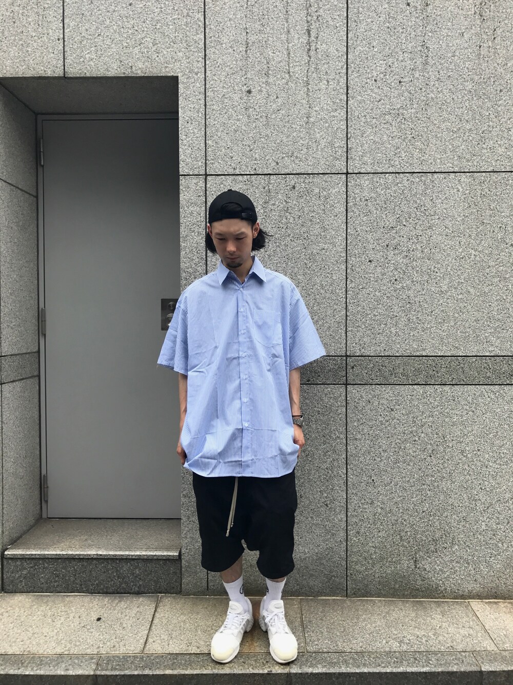 「LHP、WHITELAND BLACKBURN、drkshdw、adidas、シンプルコーデ、夏、ビッグシルエット、ゆるコーデ、イージーパンツ」｜「adidasのアイテム（スニーカー、ホワイト系）」を使った、shintaro itoさん（メンズ・173cm）の夏コーディネートの1枚目の写真