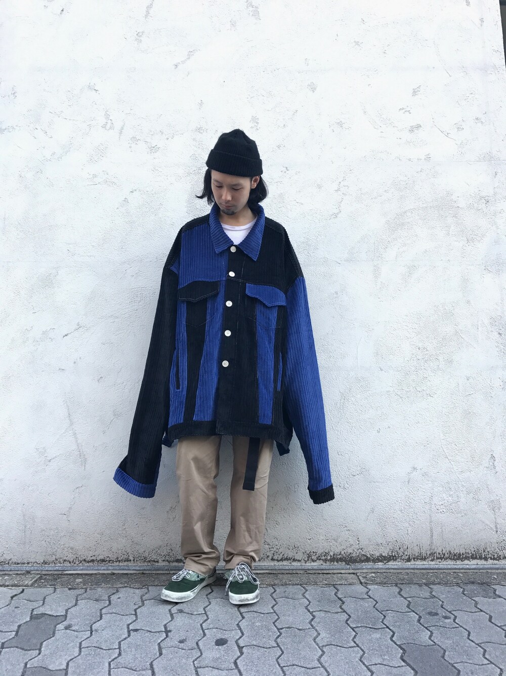 グリーン系のスニーカー、ブルー系のシャツ/ブラウスを着用したメンズの秋コーディネートの1枚目の写真