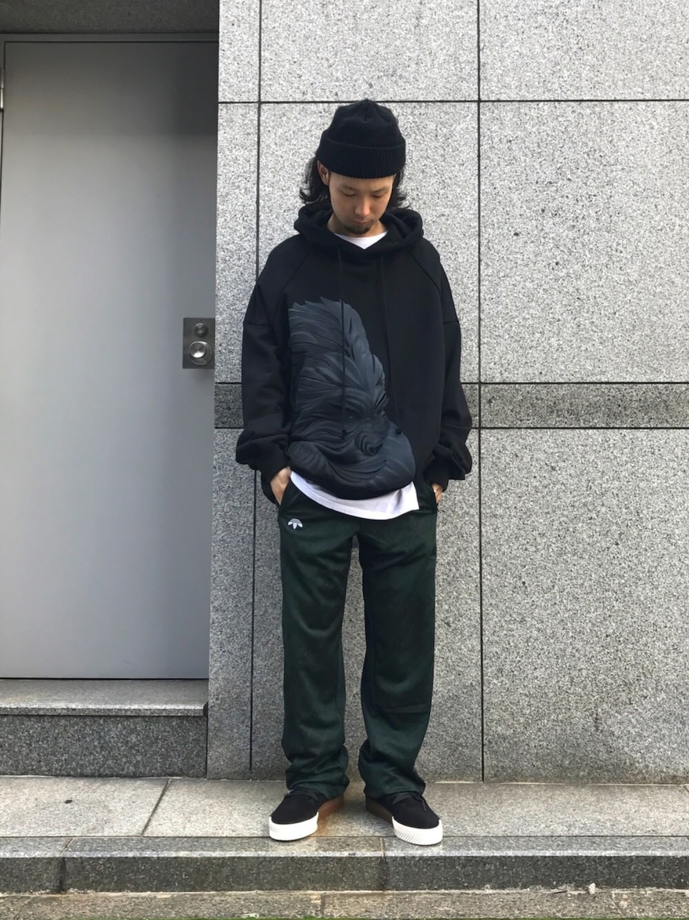 「LHP、Alexander Wang、adidas、JUUN.J、秋、休日スタイル、ゆるコーデ、ビッグシルエット、ワイドパンツ」｜「alexanderwangのアイテム（スニーカー、ブラック系）」を使った、shintaro itoさん（メンズ・173cm）の秋コーディネートの1枚目の写真