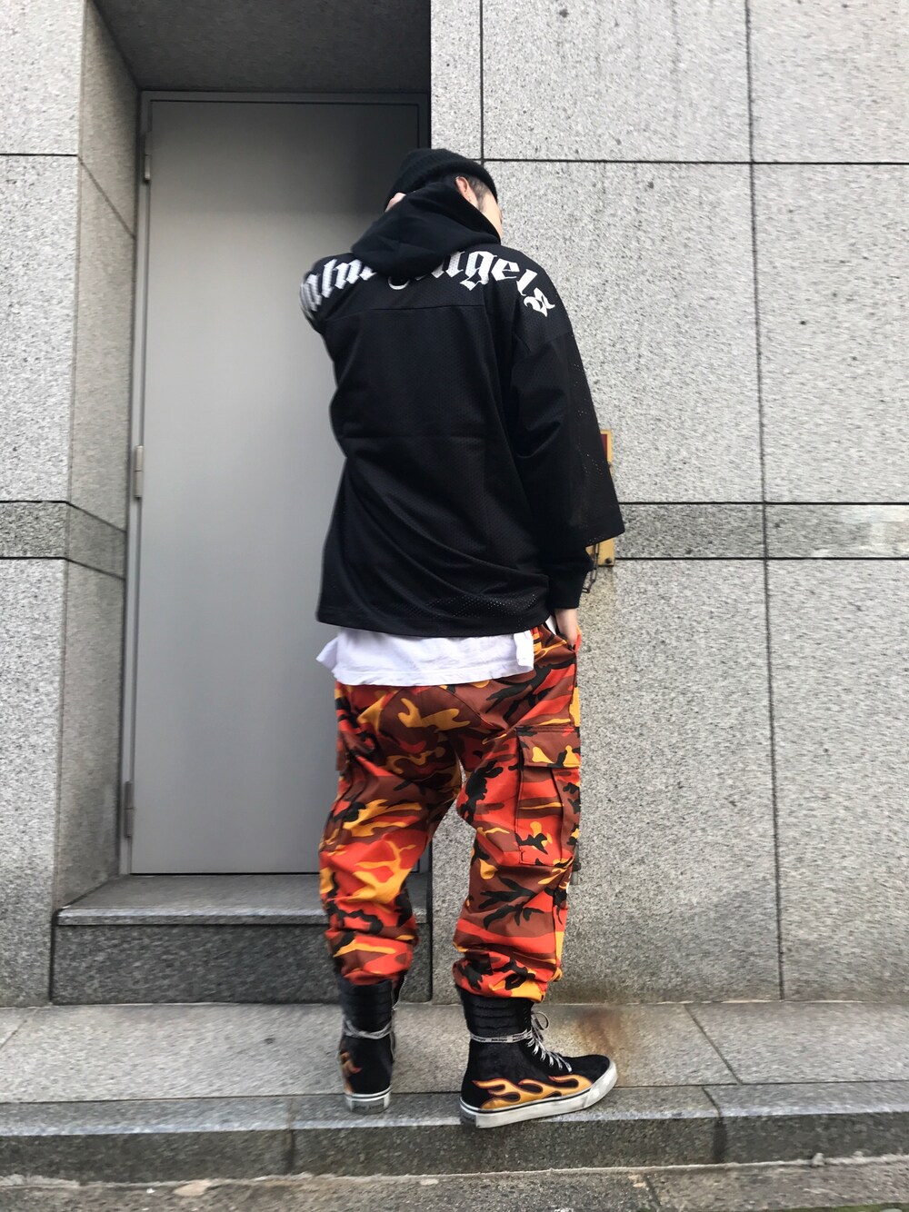 「スニーカー、パーカー、秋のコーデ、LHP、ワイドパンツ、KaneZ、PALM ANGELS」｜「Palm Angelsのアイテム（スニーカー、ブラック系）」を使った、shintaro itoさん（メンズ・173cm）の秋コーディネートの1枚目の写真