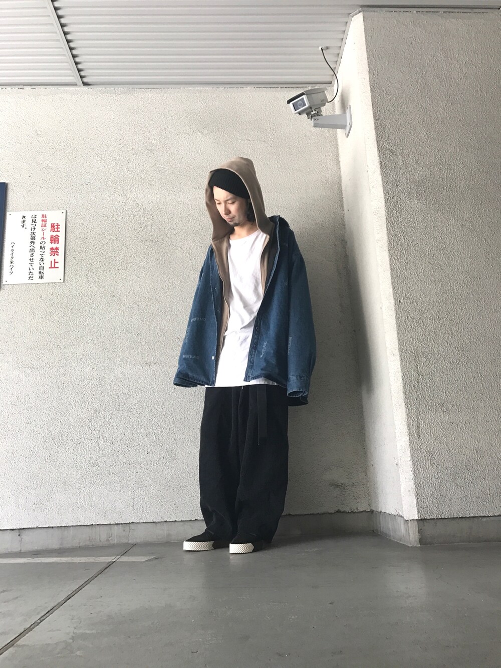 「LHP、WHITELAND BLACKBURN、Alexander Wang、秋冬、休日スタイル、スニーカー、パーカー、ラフ、ビッグシルエット」｜「alexanderwangのアイテム（スニーカー、ブラック系）」を使った、shintaro itoさん（メンズ・173cm）の秋コーディネートの1枚目の写真