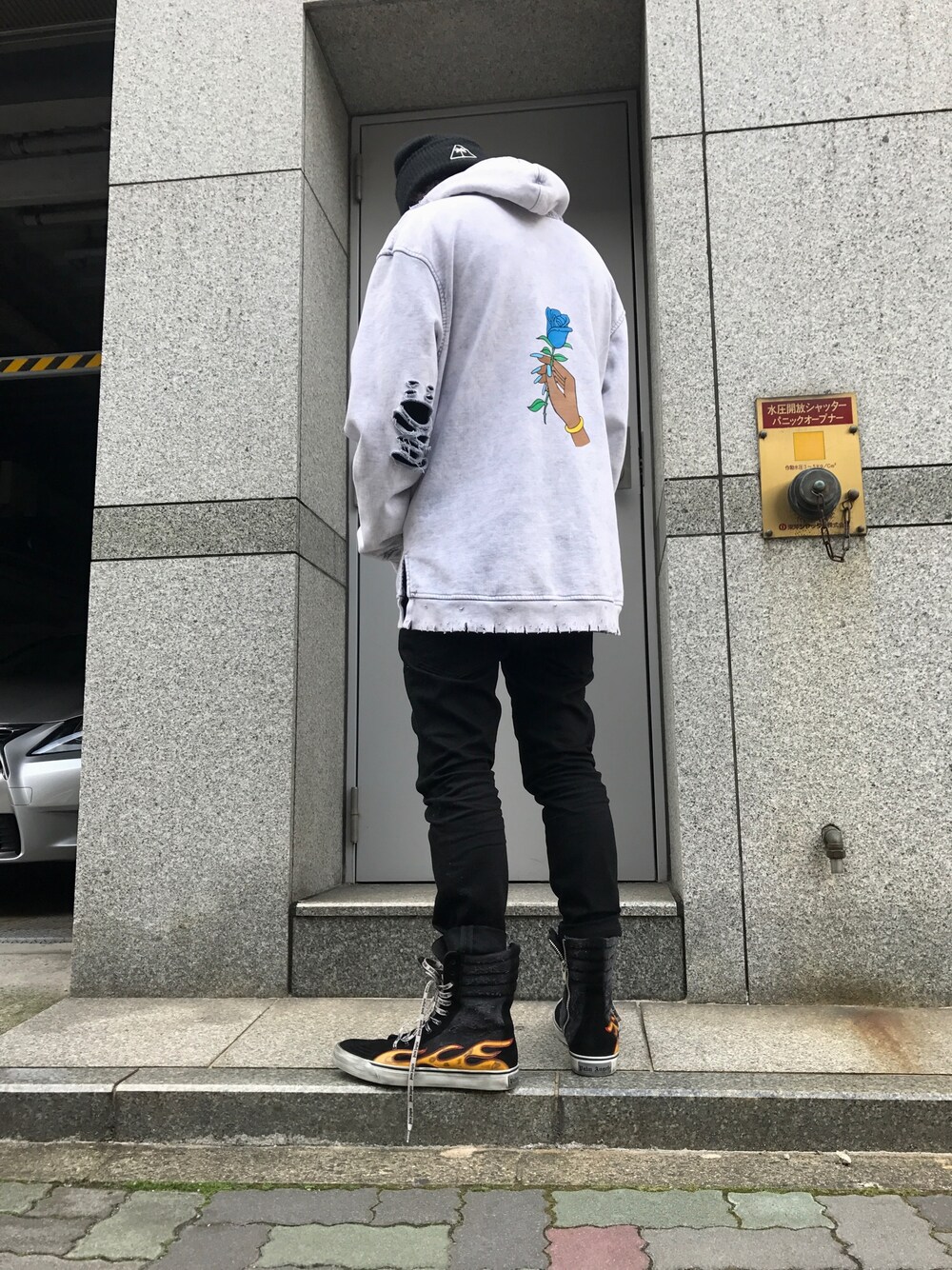 ブラック系のスニーカー、グレー系のパーカー、ブラック系のニットキャップ/ビーニーを着用したメンズの冬コーディネートの1枚目の写真