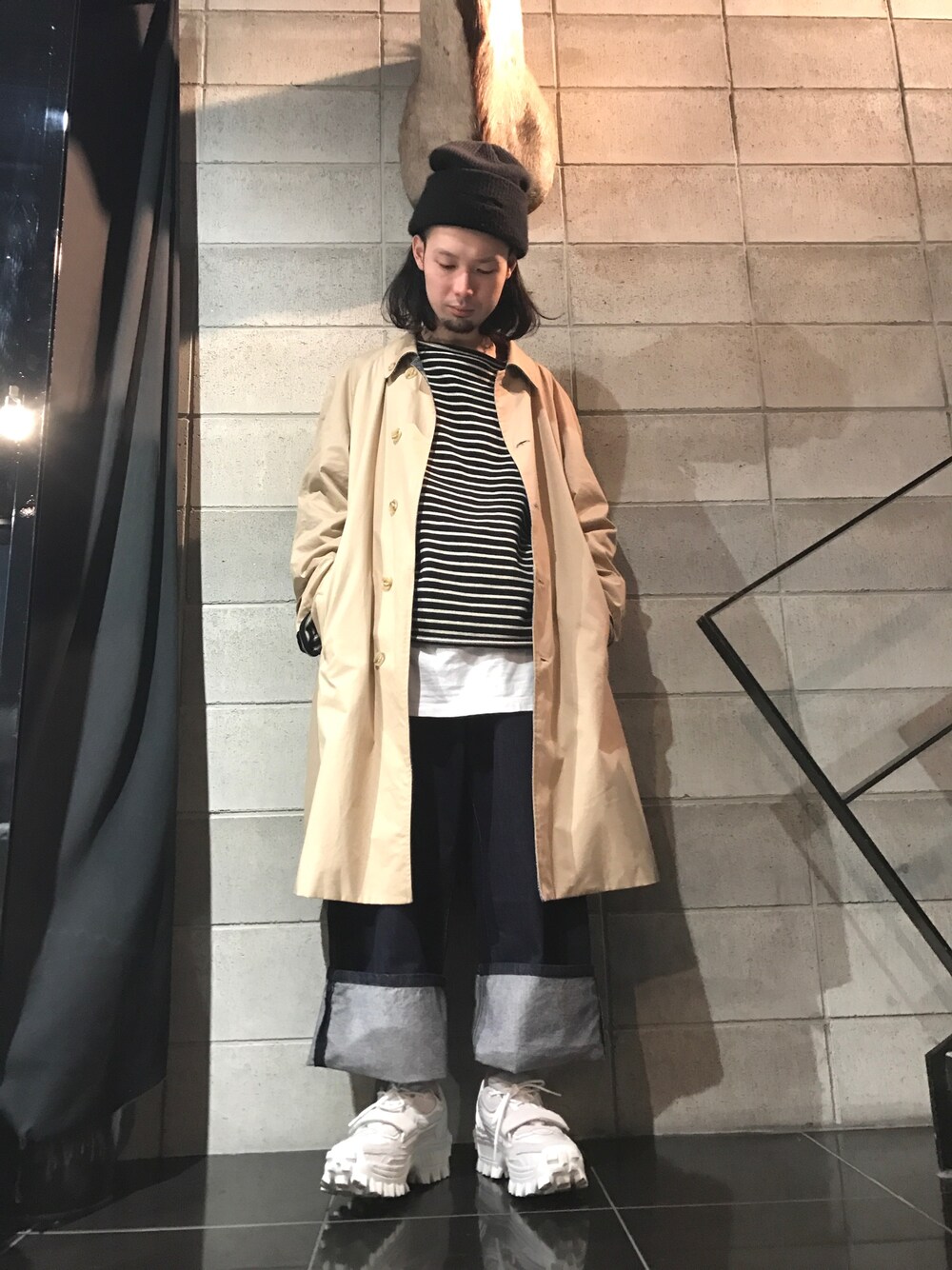 「デニム、カジュアル、LHP、オーバーサイズ、大人カジュアル、ロールアップ、MARNI、JUUN.J、WHITELAND BLACKBURN、はるコーデ」｜「JUUN.Jのアイテム（スニーカー、ホワイト系）」を使った、shintaro itoさん（メンズ・173cm）の冬コーディネートの1枚目の写真