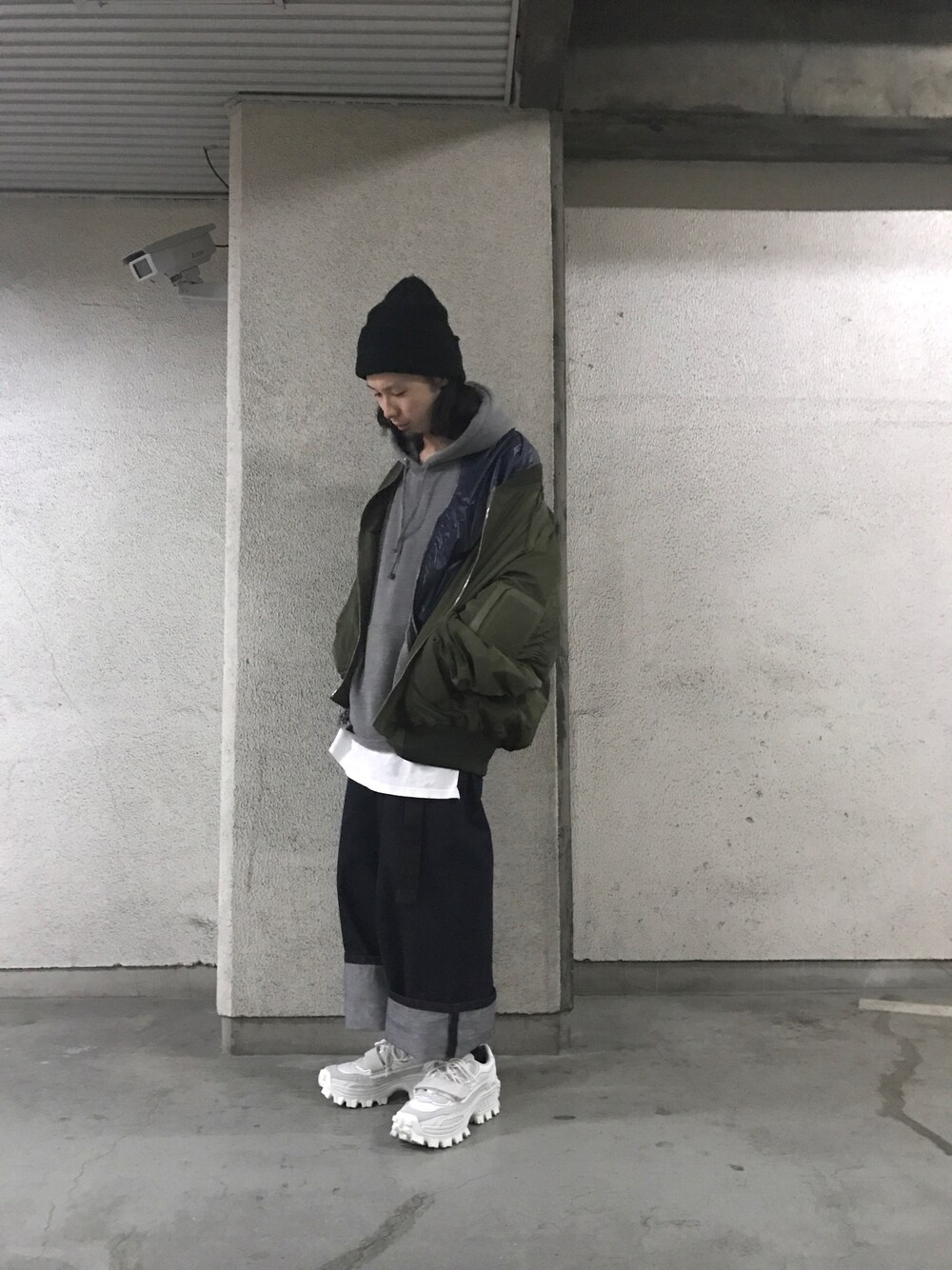 ホワイト系のスニーカー、ブルー系のデニムパンツ、ホワイト系のTシャツ/カットソーを着用したメンズの冬コーディネートの1枚目の写真