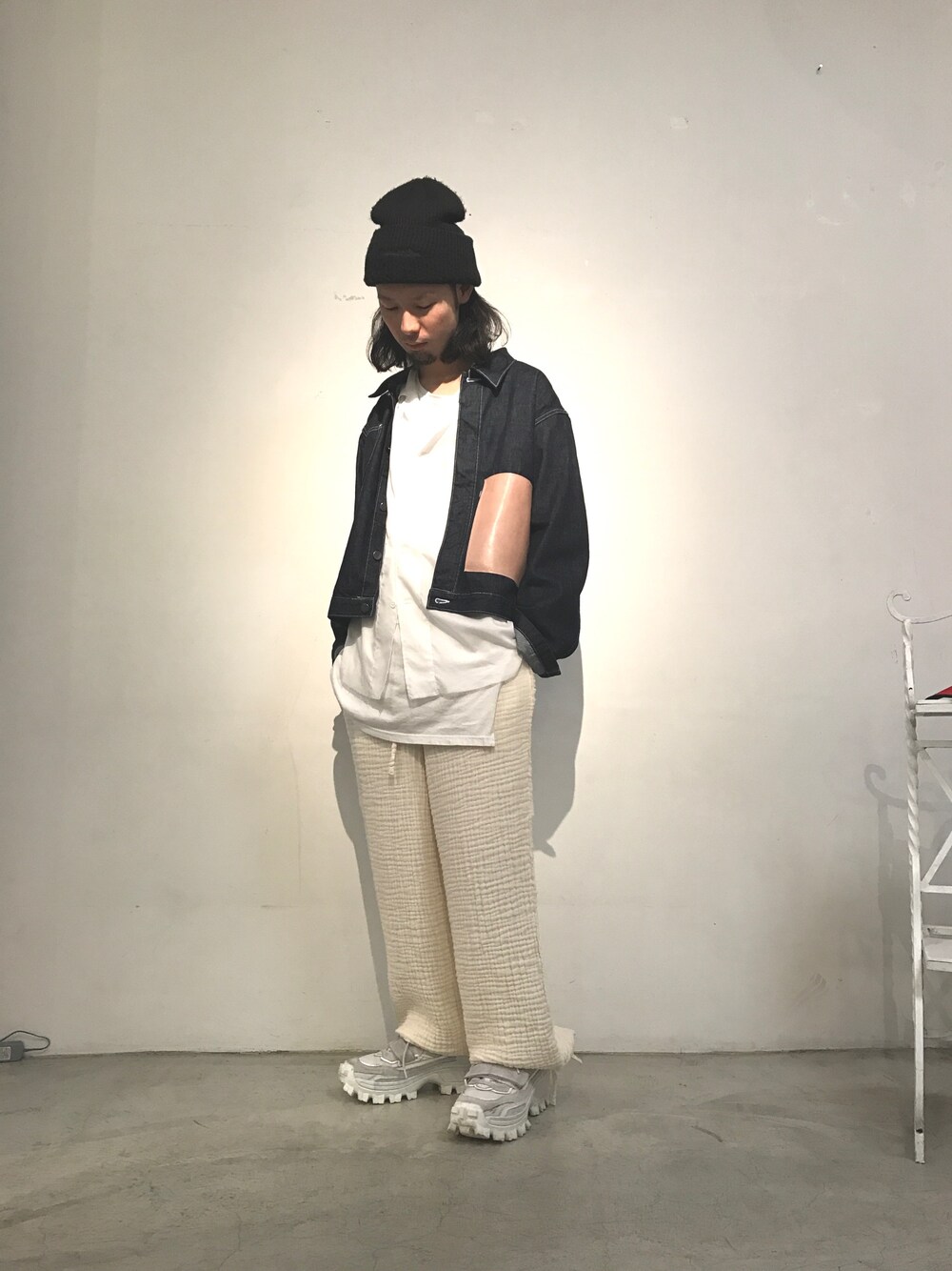 ホワイト系のスニーカー、ベージュ系のその他パンツ、ブルー系のデニムジャケットを着用したメンズの春コーディネートの1枚目の写真