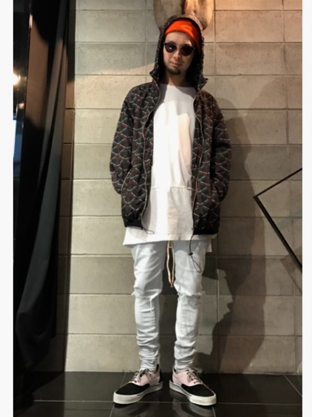 ピンク系のスニーカー、ブルー系のデニムパンツ、ホワイト系のTシャツ/カットソーを着用したメンズの春コーディネートの1枚目の写真