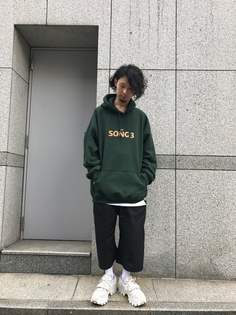 「LHP、aie、RAF SIMONS、JUUN.J、春コーデ、シンプル、カジュアルコーデ、パーカー、イージーパンツ」｜「JUUN.Jのアイテム（スニーカー、ホワイト系）」を使った、shintaro itoさん（メンズ・173cm）の春コーディネートの1枚目の写真