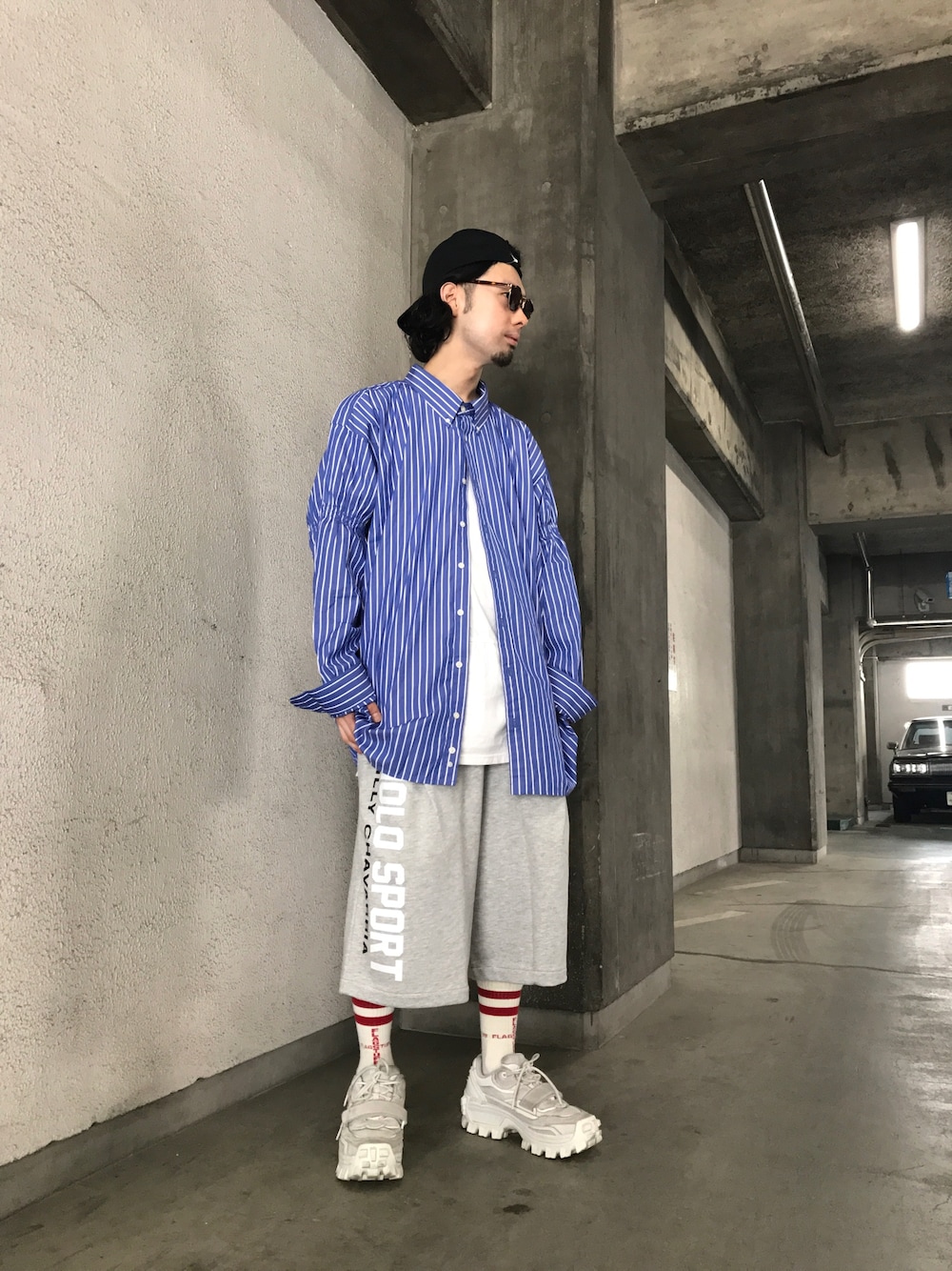 ホワイト系のスニーカー、グレー系のその他パンツ、ブルー系のシャツ/ブラウスを着用したメンズの春コーディネートの1枚目の写真