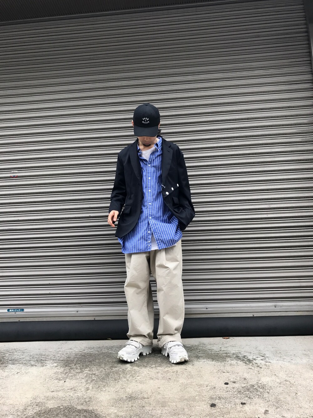 ホワイト系のスニーカー、ベージュ系のチノパンツ、ブルー系のシャツ/ブラウスを着用したメンズの春コーディネートの1枚目の写真