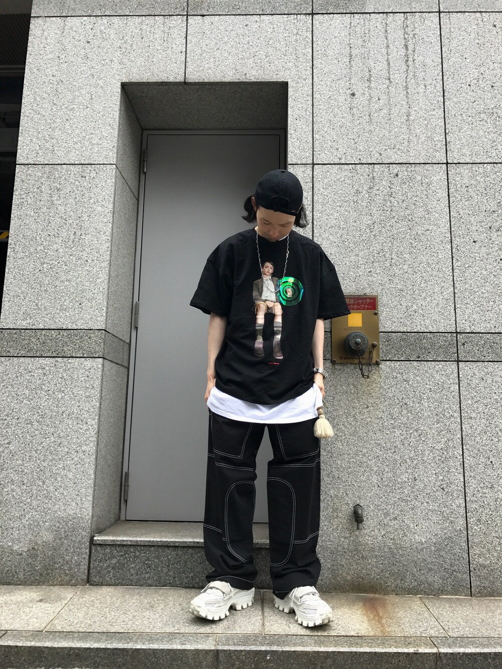 ホワイト系のスニーカー、ブラック系のその他パンツ、ホワイト系のTシャツ/カットソーを着用したメンズの夏コーディネートの1枚目の写真