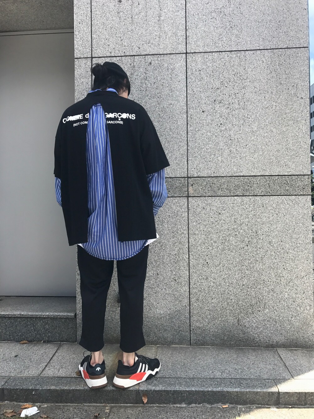 「ストリート、黒、LHP、Alexander Wang、ビッグT、WHITELAND BLACKBURN、WILLY CHAVARRIA、masternumber」｜「WILLY CHAVARRIAのアイテム（シャツ/ブラウス、ブルー系）」を使った、shintaro itoさん（メンズ・173cm）の夏コーディネートの1枚目の写真