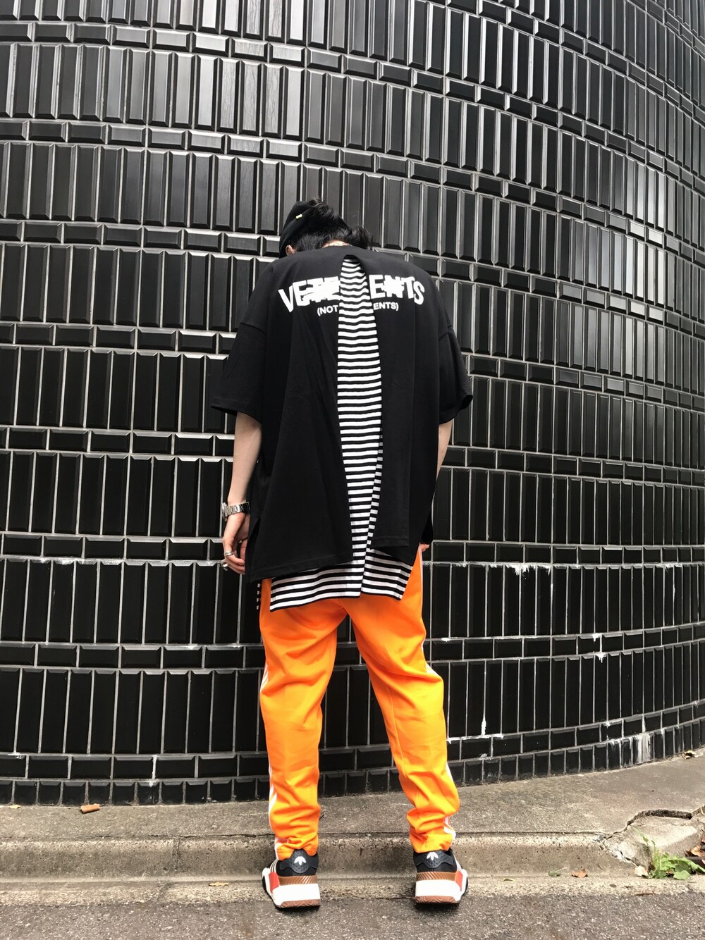 「カジュアル、夏、adidas、LHP、オレンジ、ジャージ、Danke schon、Alexander Wang、masternumber」｜「alexanderwangのアイテム（スニーカー、ブラック系）」を使った、shintaro itoさん（メンズ・173cm）の夏コーディネートの1枚目の写真