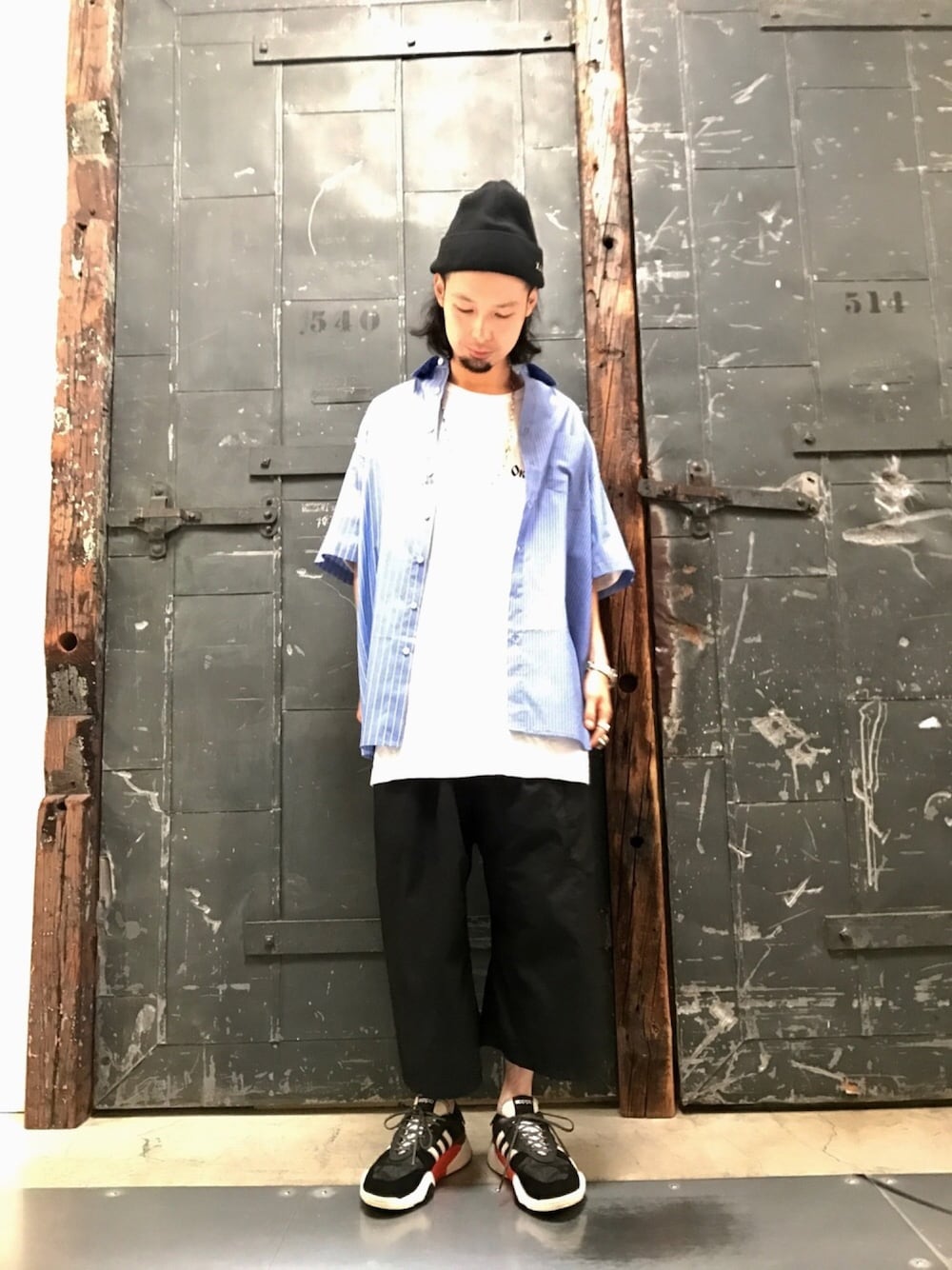 「LHP、キレイめ、RAF SIMONS、Alexander Wang、シャツスタイル、夏コーデ、ゆるコーデ、ビッグT、gosharubchinskiy、WHITELAND BLACKBURN」｜「alexanderwangのアイテム（スニーカー、ブラック系）」を使った、shintaro itoさん（メンズ・173cm）の夏コーディネートの1枚目の写真