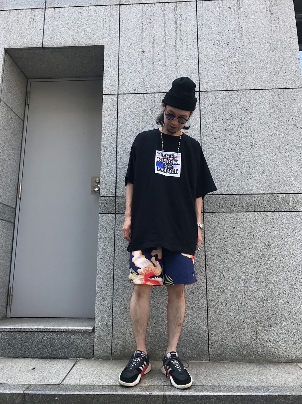 「スニーカー、カジュアル、夏、Tシャツ、LHP、ショーツ、ゆるコーデ、A.D.S.R.、blackeyepatch」｜「alexanderwangのアイテム（スニーカー、ブラック系）」を使った、shintaro itoさん（メンズ・173cm）の夏コーディネートの1枚目の写真