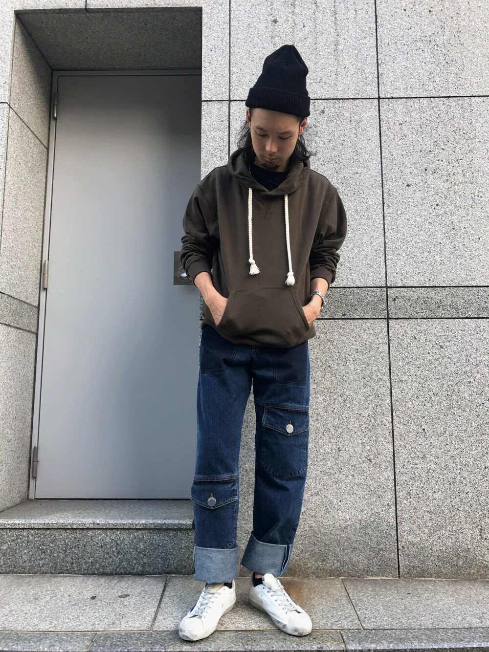 「LHP、JWANDERSON、GOLDEN GOOSE、シンプルコーデ、オトナカジュアル、デニム、パーカー」｜「GOLDEN GOOSEのアイテム（スニーカー、ホワイト系）」を使った、shintaro itoさん（メンズ・173cm）の夏コーディネートの1枚目の写真