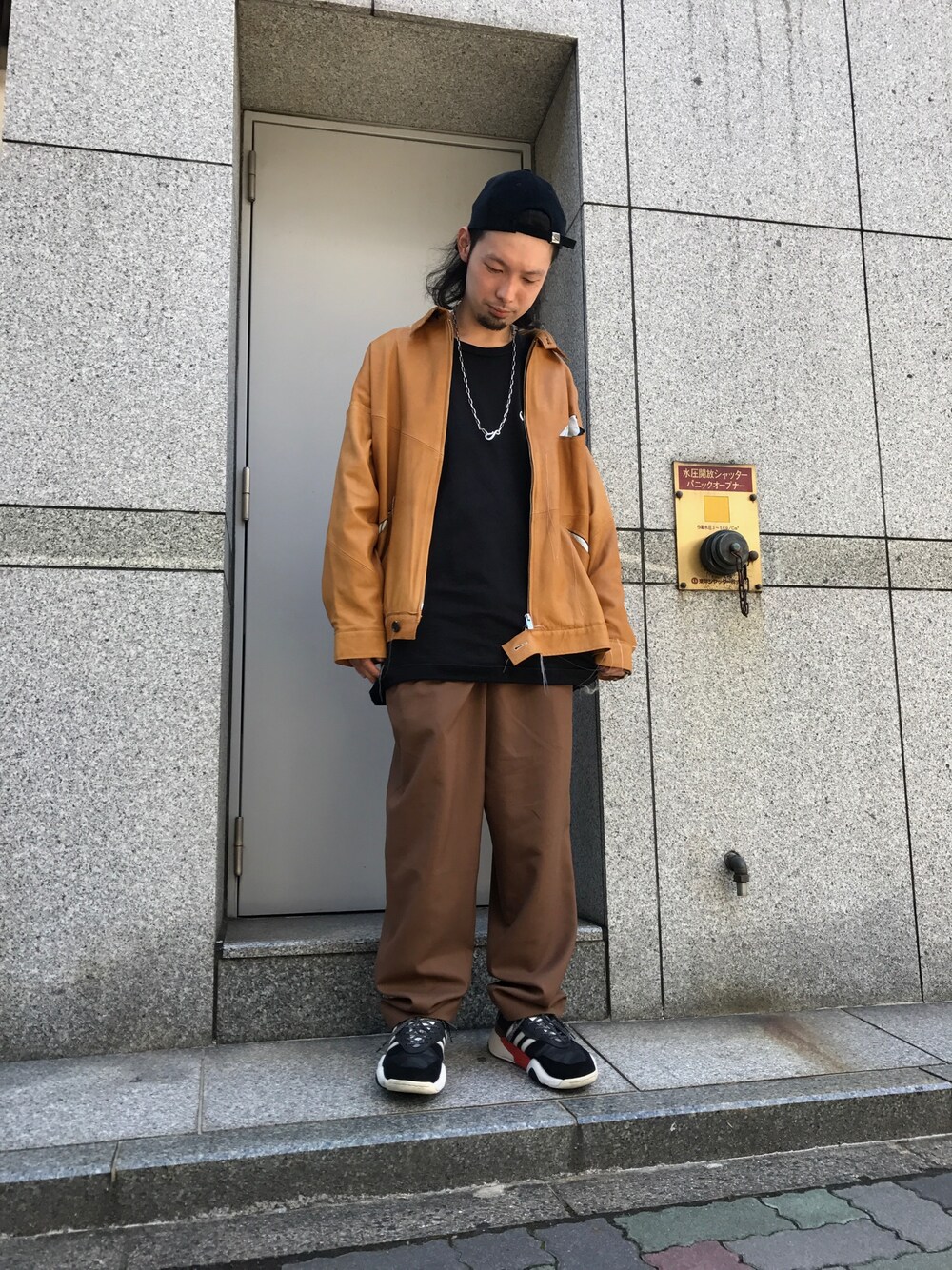 「LHP、sulvam、MARNI、Alexander Wang、秋のコーデ、ゆるコーデ、ベージュ、ブラウン」｜「alexanderwangのアイテム（スニーカー、ブラック系）」を使った、shintaro itoさん（メンズ・173cm）の秋コーディネートの1枚目の写真