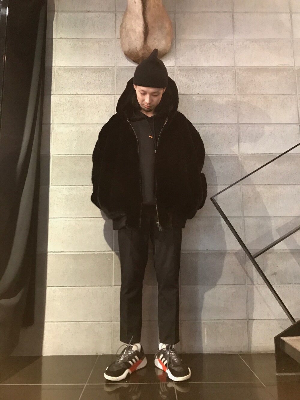 「ブラック、LHP、Danke schon、soe、黒パンツ、HELMUT LANG」｜「alexanderwangのアイテム（スニーカー、ブラック系）」を使った、shintaro itoさん（メンズ・173cm）の秋コーディネートの1枚目の写真