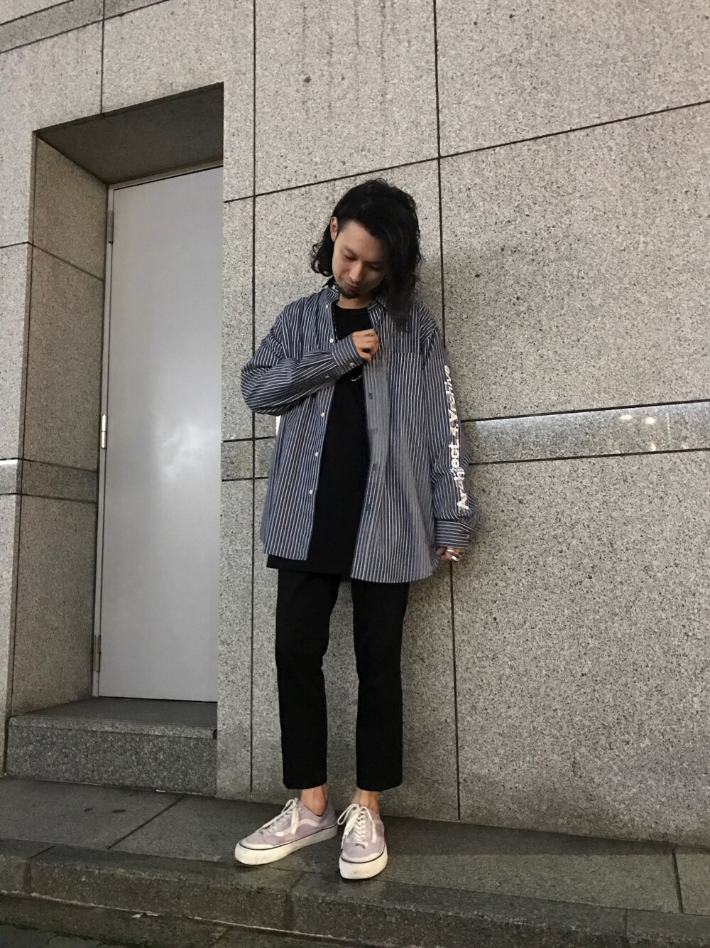 パープル系のスニーカー、ブラック系のスラックス、ブルー系のシャツ/ブラウスを着用したメンズの秋コーディネートの1枚目の写真