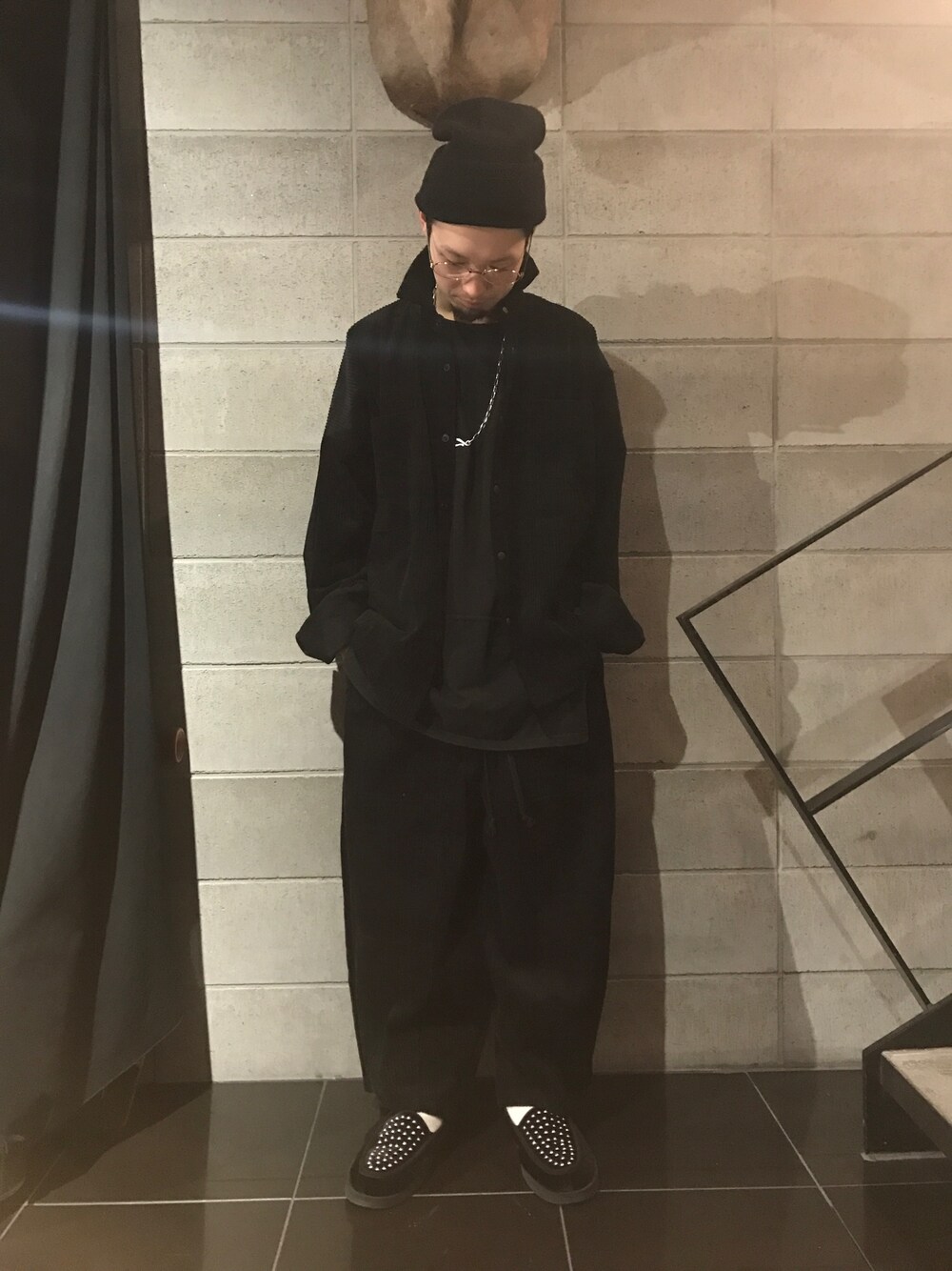 「ビッグシルエット、シンプル、ニット帽、LHP、モノトーン、大人カジュアル、Danke schon、PALM ANGELS」｜「Palm Angelsのアイテム（ローファー、ブラック系）」を使った、shintaro itoさん（メンズ・173cm）の冬コーディネートの1枚目の写真
