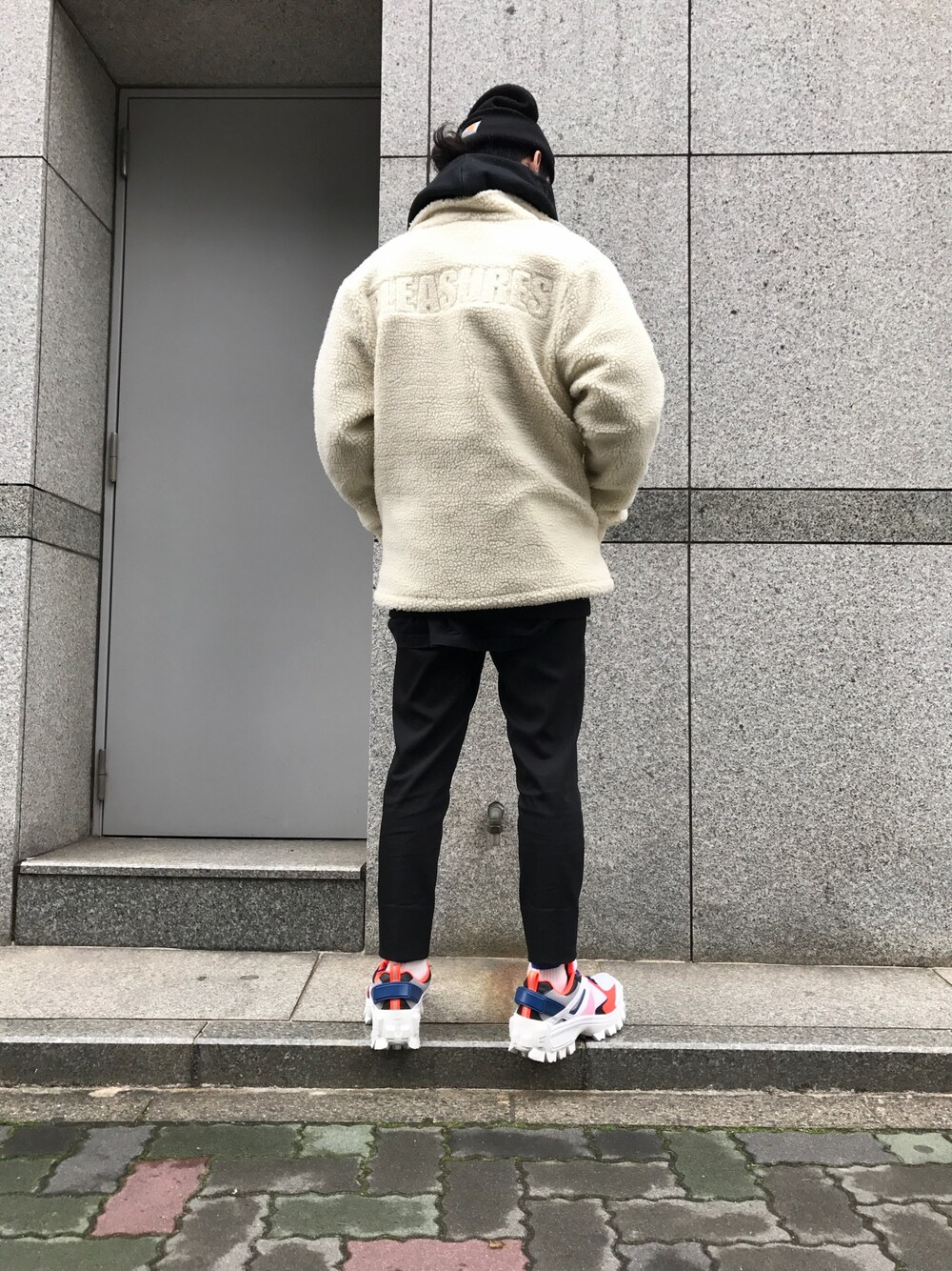 その他のスニーカー、ブラック系のスラックス、ベージュ系のブルゾンを着用したメンズの冬コーディネートの1枚目の写真