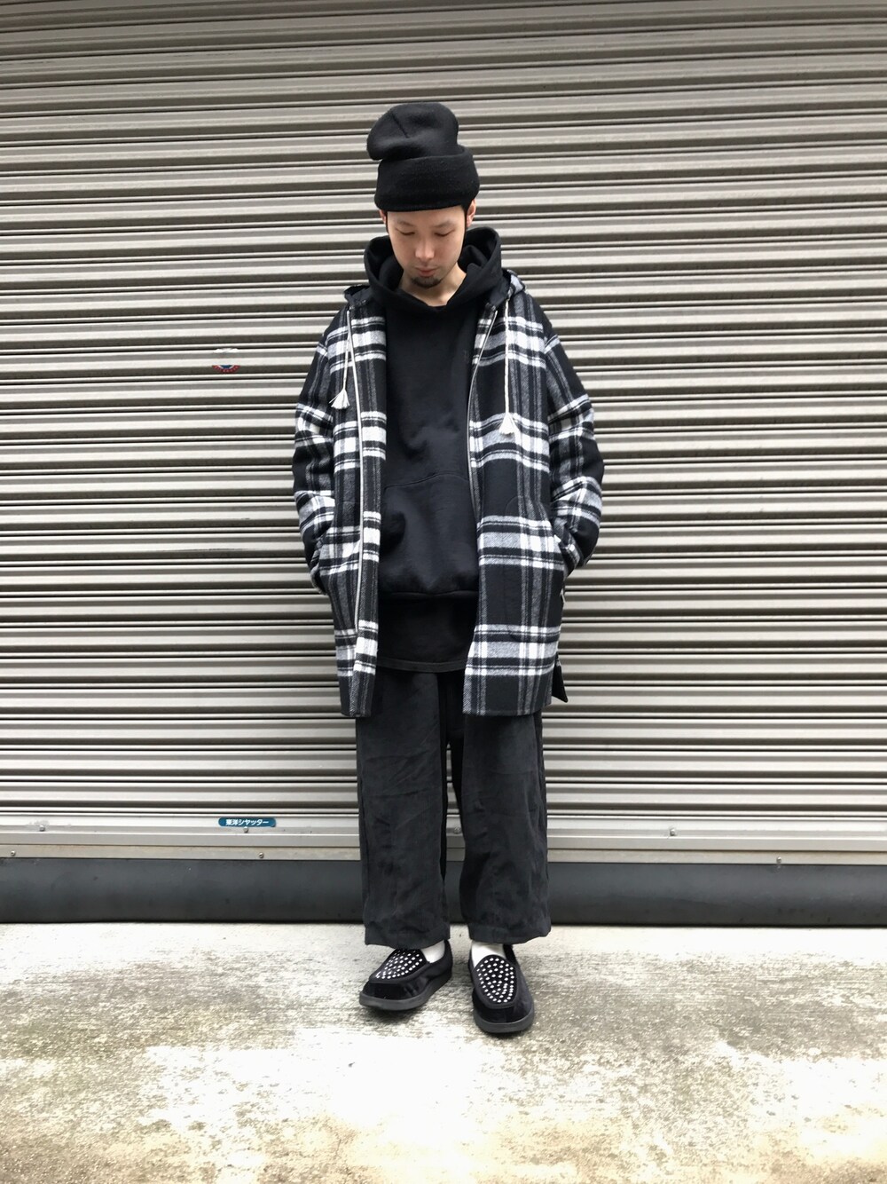 「LHP、MARNI、PALM ANGELS、冬コーデ、カジュアルコーデ、ラフ、コート」｜「Palm Angelsのアイテム（ローファー、ブラック系）」を使った、shintaro itoさん（メンズ・173cm）の冬コーディネートの1枚目の写真
