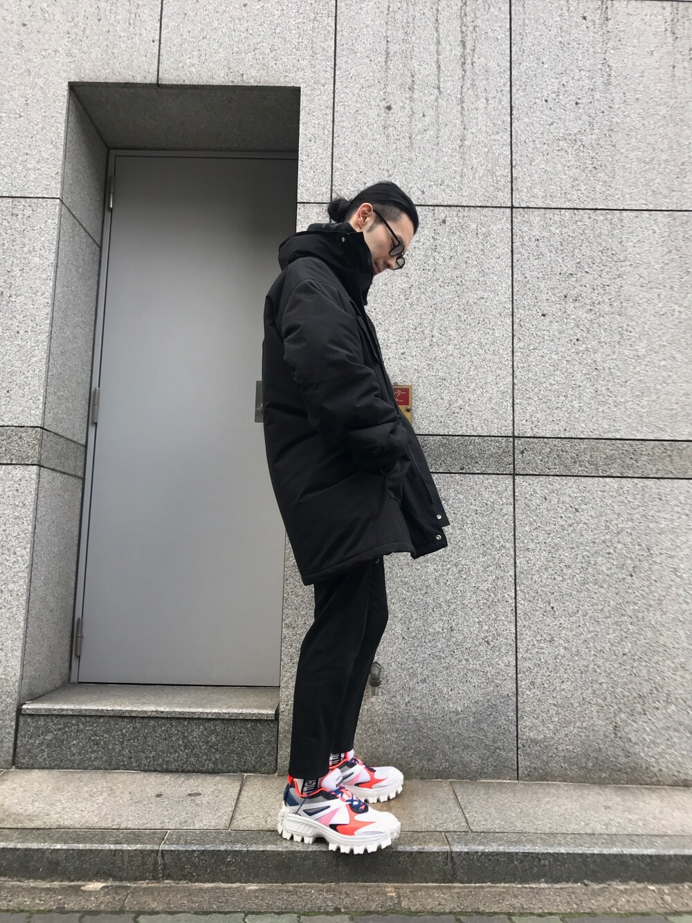 その他のスニーカー、ブラック系のスラックス、ブラック系のミリタリージャケットを着用したメンズの冬コーディネートの1枚目の写真