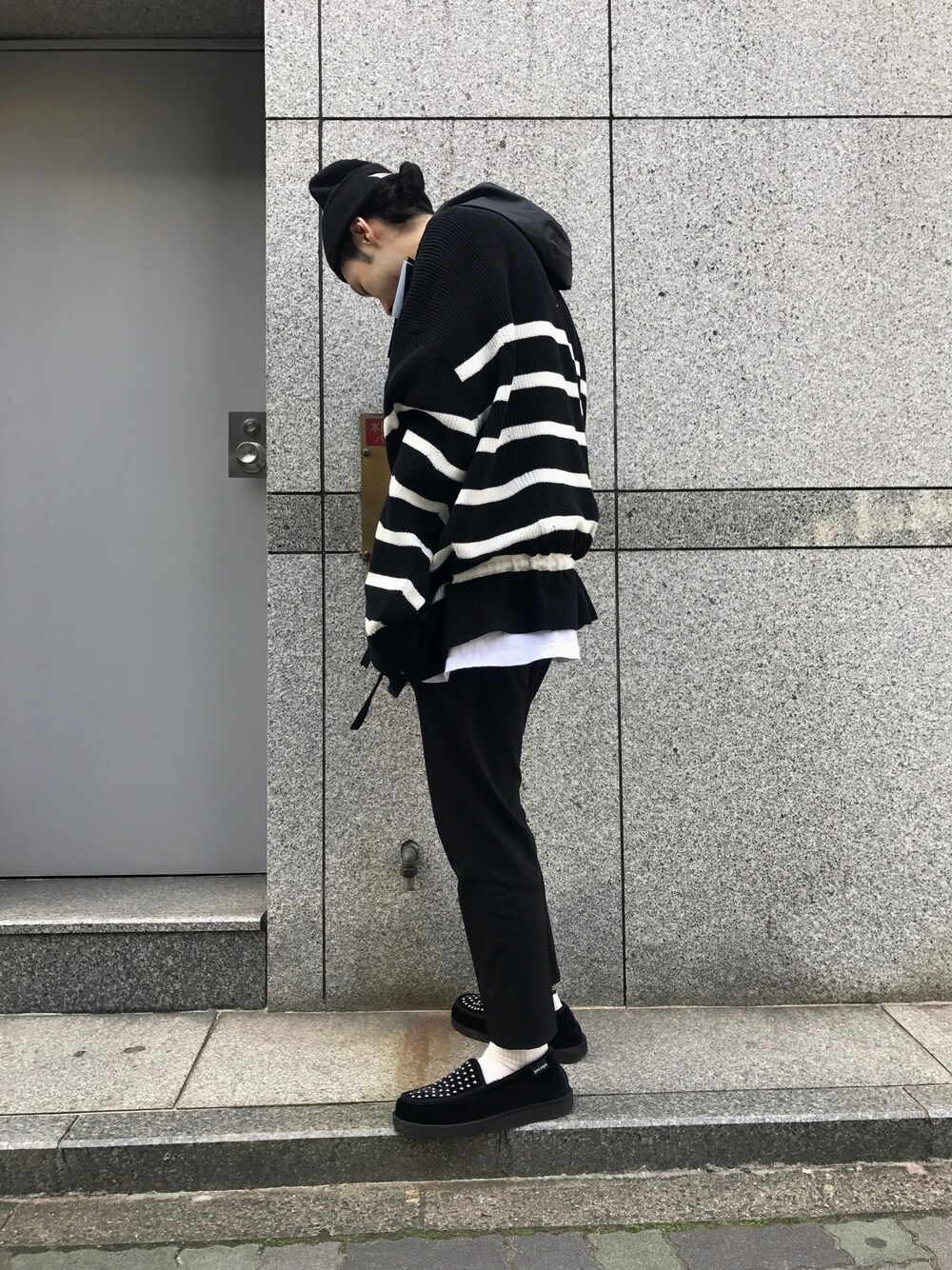 「ニット、ビッグシルエット、ブラック、LHP、soe、ロールアップ、JUUN.J、PALM ANGELS」｜「Palm Angelsのアイテム（ローファー、ブラック系）」を使った、shintaro itoさん（メンズ・173cm）の冬コーディネートの1枚目の写真