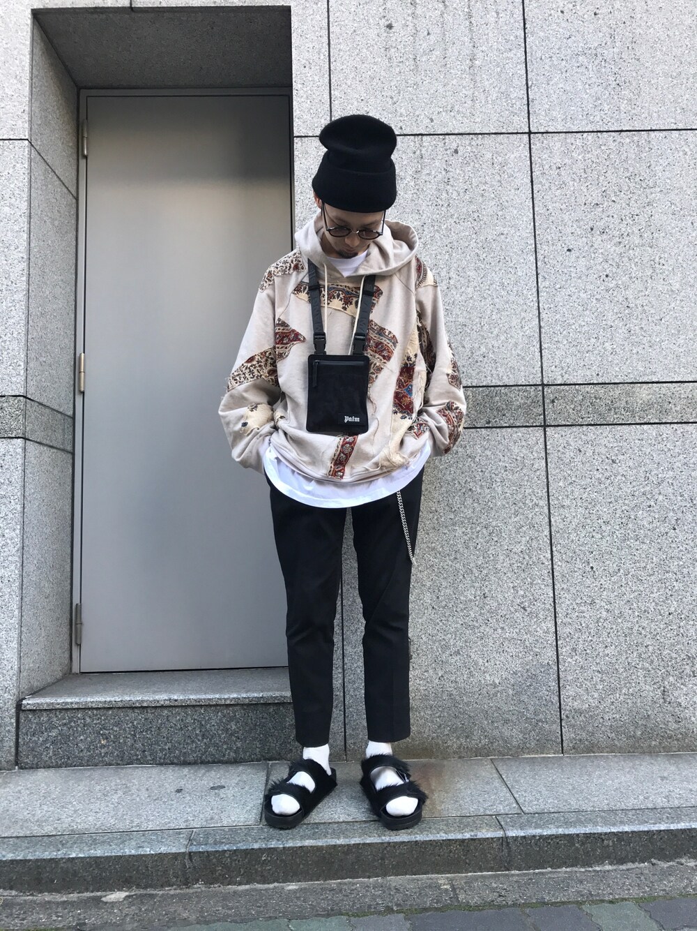 「LHP、PALM ANGELS、soe、RICKOWENS、birkenstock、シンプルコーデ、ビックシルエット、オーバーサイズ」｜「Rick Owensのアイテム（サンダル、ブラック系）」を使った、shintaro itoさん（メンズ・173cm）の冬コーディネートの1枚目の写真