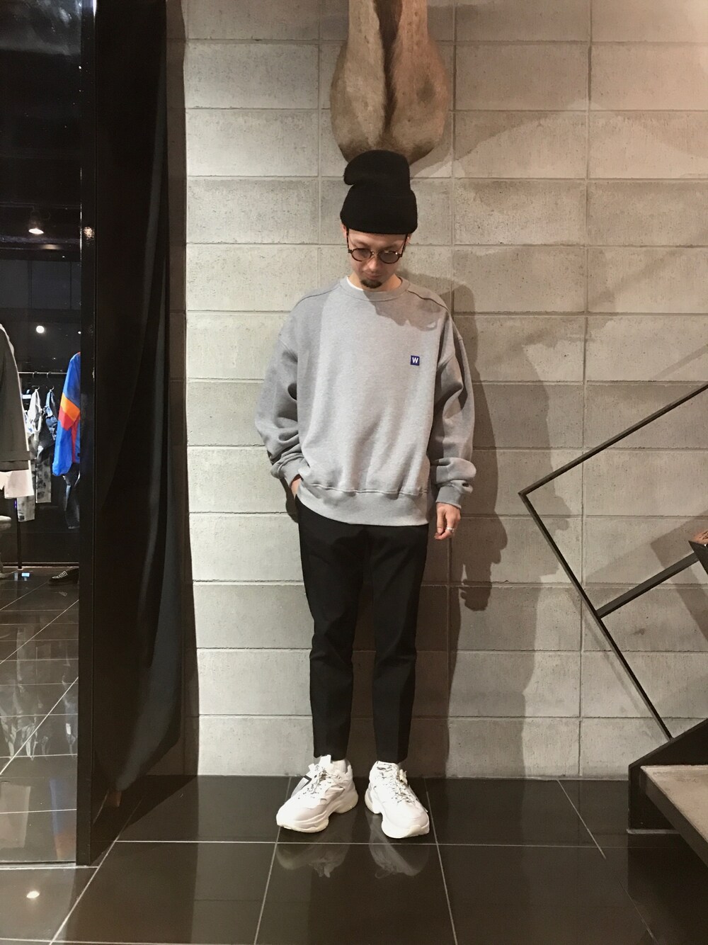 「スウェット、スニーカー、シンプル、スラックス、LHP、soe、春コーデ、今日のコーデ、WHITELAND BLACKBURN、BLANDBLACK」｜「L.H.PのBRANDBLACK/ブランドブラック/SAGA（スニーカー、ホワイト系）」を使った、shintaro itoさん（メンズ・173cm）の冬コーディネートの1枚目の写真