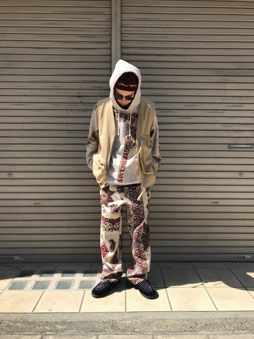 「ビッグシルエット、ベージュ、LHP、ベスト、春コーデ、WHITELAND BLACKBURN、pariafarzaneh」｜「Palm Angelsのアイテム（ローファー、ブラック系）」を使った、shintaro itoさん（メンズ・173cm）の春コーディネートの1枚目の写真