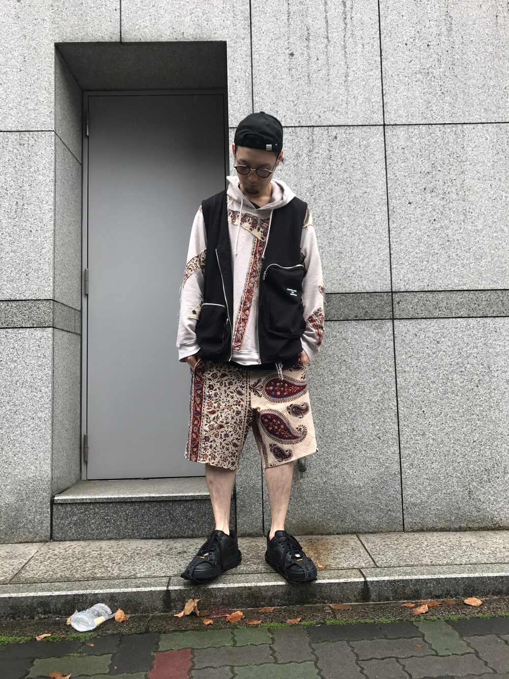 「NIKE、LHP、レイヤードスタイル、スニーカーコーデ、春、WHITELAND BLACKBURN、pariafarzaneh」｜「NIKEのアイテム（スニーカー、ブラック系）」を使った、shintaro itoさん（メンズ・173cm）の春コーディネートの1枚目の写真