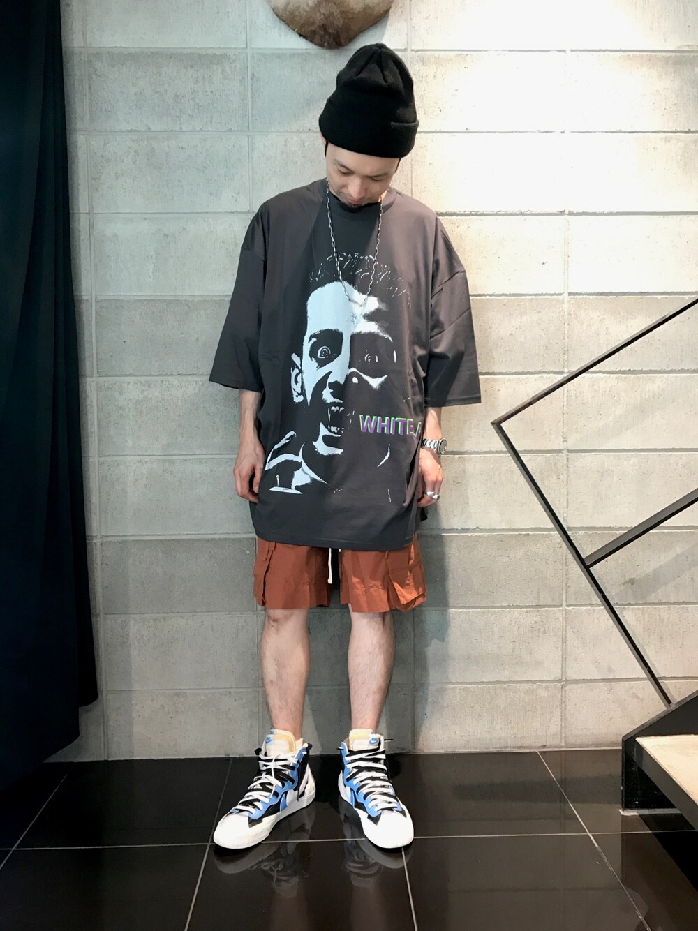 ブルー系のスニーカー、グレー系のTシャツ/カットソー、グレー系のTシャツ/カットソーを着用したメンズの夏コーディネートの1枚目の写真