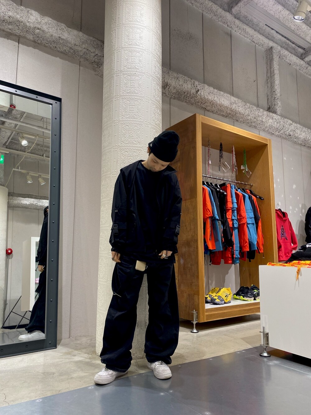 ブラック系のデニムパンツ、ブラック系のブルゾン、ブラック系のブルゾンを着用したメンズの冬コーディネートの1枚目の写真