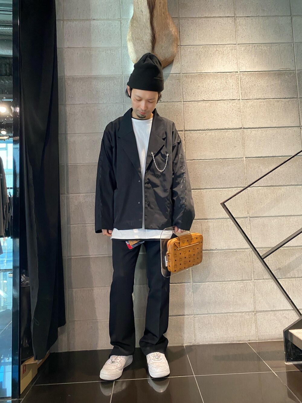 「NIKE、ブラック、LHP、オーバーサイズ、MCM、Danke schon、soe、きれいめカジュアル」｜「soeのsoe/ソーイ/別注フレアパンツ（その他パンツ、ブラック系）」を使った、shintaro itoさん（メンズ・173cm）の冬コーディネートの1枚目の写真