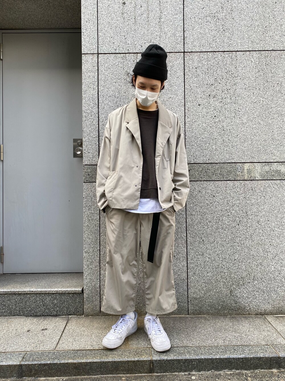 ホワイト系のスニーカー、ベージュ系のその他パンツ、ベージュ系のテーラードジャケットを着用したメンズの冬コーディネートの1枚目の写真