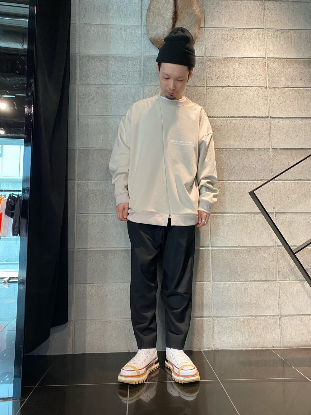 「スウェット、ビッグシルエット、converse、LHP、シンプルコーデ、ベージュコーデ、カジュアルコーデ、A4A、lownn」｜「L.H.P Private BrandのA4A/エーフォーエー/ZIP CREW/ジップクルーネックスウェット（スウェット、ベージュ系）」を使った、shintaro itoさん（メンズ・173cm）の春コーディネートの1枚目の写真
