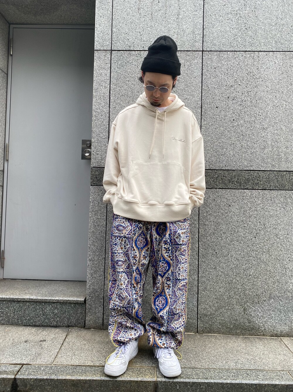「ビッグシルエット、NIKE、LHP、ナイキ、春、カジュアルコーデ、ゆるコーデ、WHITELAND BLACKBURN、pariafarzaneh」｜「NIKEのNIKE/ナイキ/エア フォース 1 LOW '07（スニーカー、ホワイト系）」を使った、shintaro itoさん（メンズ・173cm）の春コーディネートの1枚目の写真