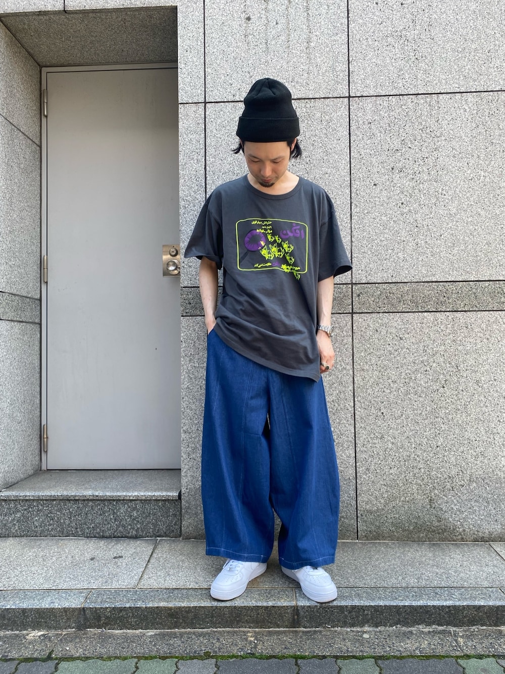 「シンプル、NIKE、LHP、Danke schon、デニムパンツ、春夏コーデ、ゆるコーデ、pariafarzaneh」｜「NIKEのNIKE/ナイキ/エア フォース 1 LOW '07（スニーカー、ホワイト系）」を使った、shintaro itoさん（メンズ・173cm）の春コーディネートの1枚目の写真