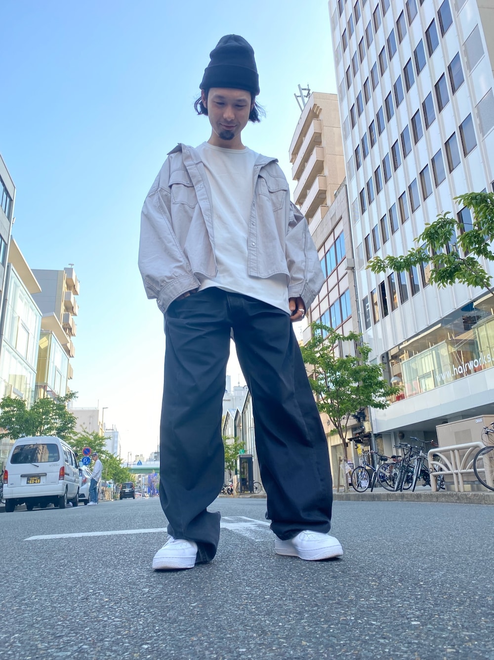「NIKE、LHP、モノトーン、スニーカーコーデ、ワイドパンツ、春コーデ、シャツスタイル、WHITELAND BLACKBURN、y/project」｜「NIKEのNIKE/ナイキ/エア フォース 1 LOW '07（スニーカー、ホワイト系）」を使った、shintaro itoさん（メンズ・173cm）の春コーディネートの1枚目の写真