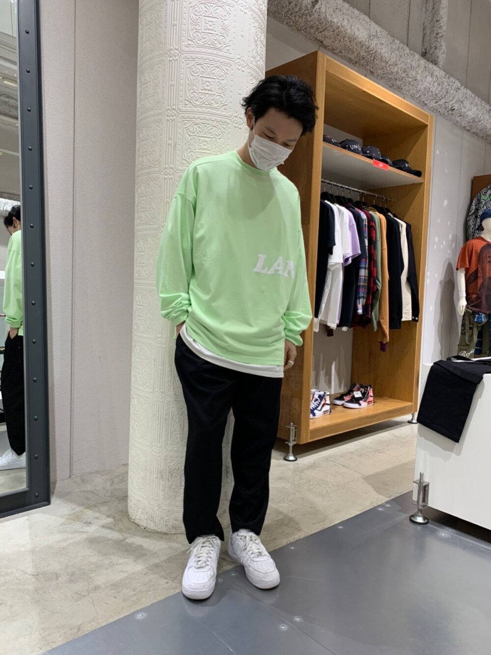 ホワイト系のスニーカー、ブラック系のその他パンツ、グリーン系のTシャツ/カットソーを着用したメンズの春コーディネートの1枚目の写真