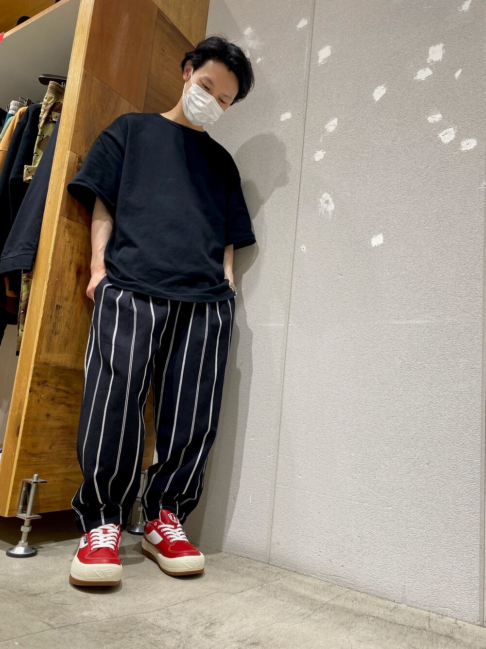 「シンプル、ブラック、Tシャツ、LHP、ラフ、ビックシルエット、ゆるコーデ、WHITELAND BLACKBURN、NorthWave」｜「northwaveのNORTHWAVE/ノースウェーブ/ESPRESSO LEATHER/エスプレッソ レザー（スニーカー、レッド系）」を使った、shintaro itoさん（メンズ・173cm）の夏コーディネートの1枚目の写真
