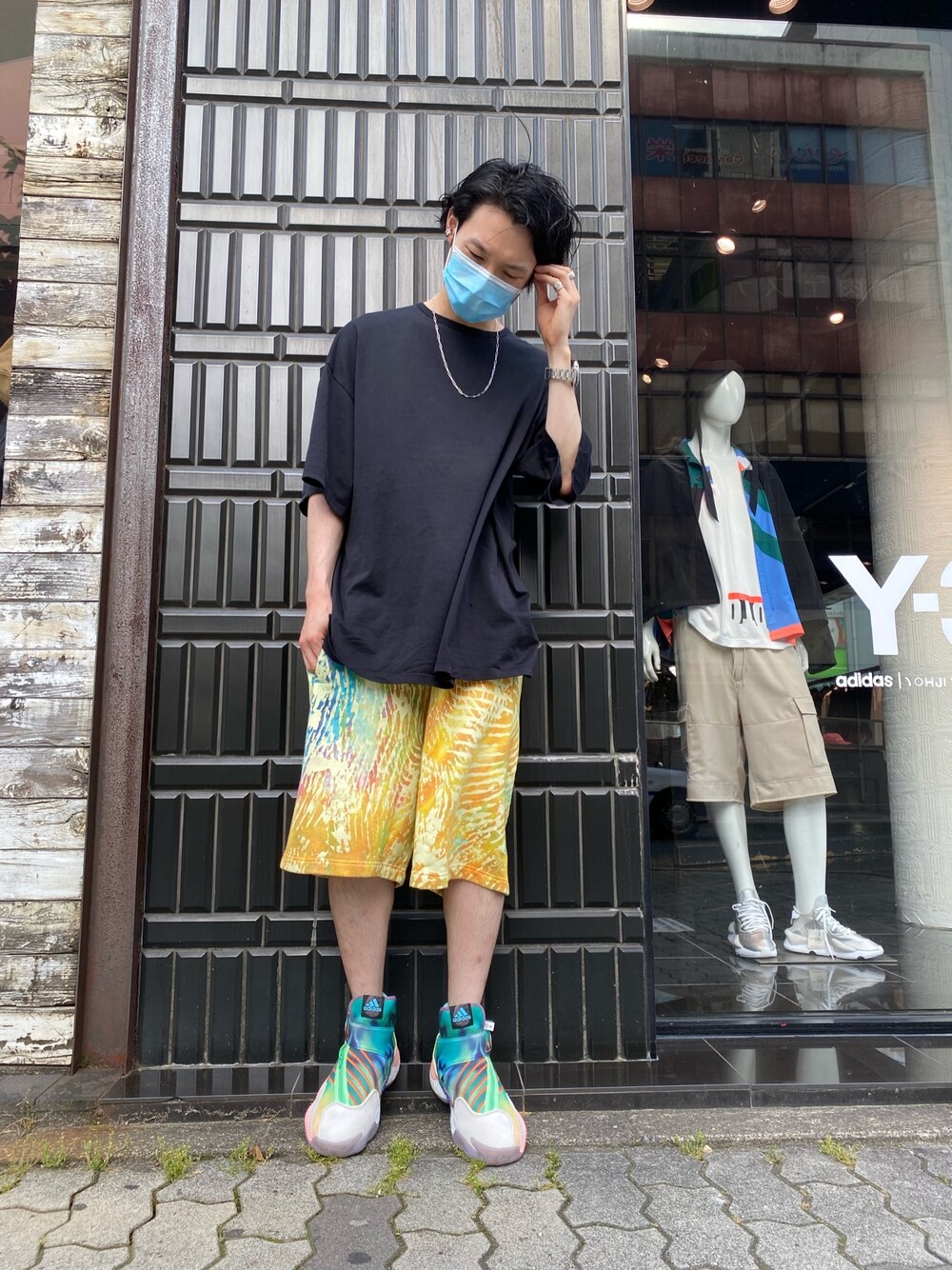 その他のスニーカー、その他のその他パンツを着用したメンズの夏コーディネートの1枚目の写真