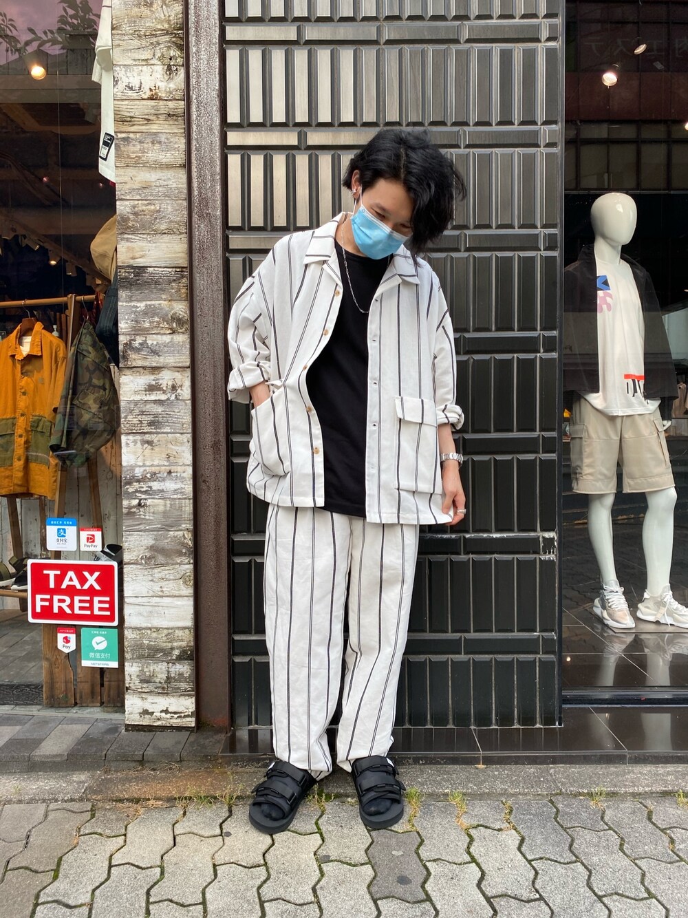 ホワイト系のその他パンツ、ホワイト系のシャツ/ブラウス、ブラック系のTシャツ/カットソーを着用したメンズの夏コーディネートの1枚目の写真