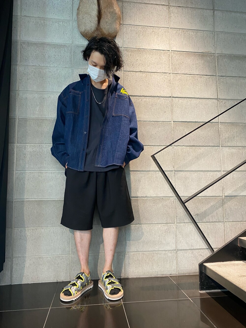 イエロー系のサンダル、ブラック系のその他パンツ、ブルー系のシャツ/ブラウスを着用したメンズの夏コーディネートの1枚目の写真