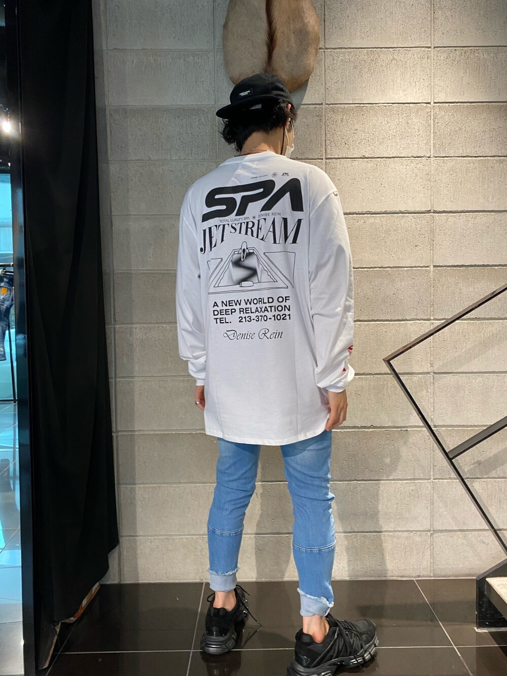 ブラック系のスニーカー、ブルー系のその他パンツ、ホワイト系のTシャツ/カットソーを着用したメンズの夏コーディネートの1枚目の写真