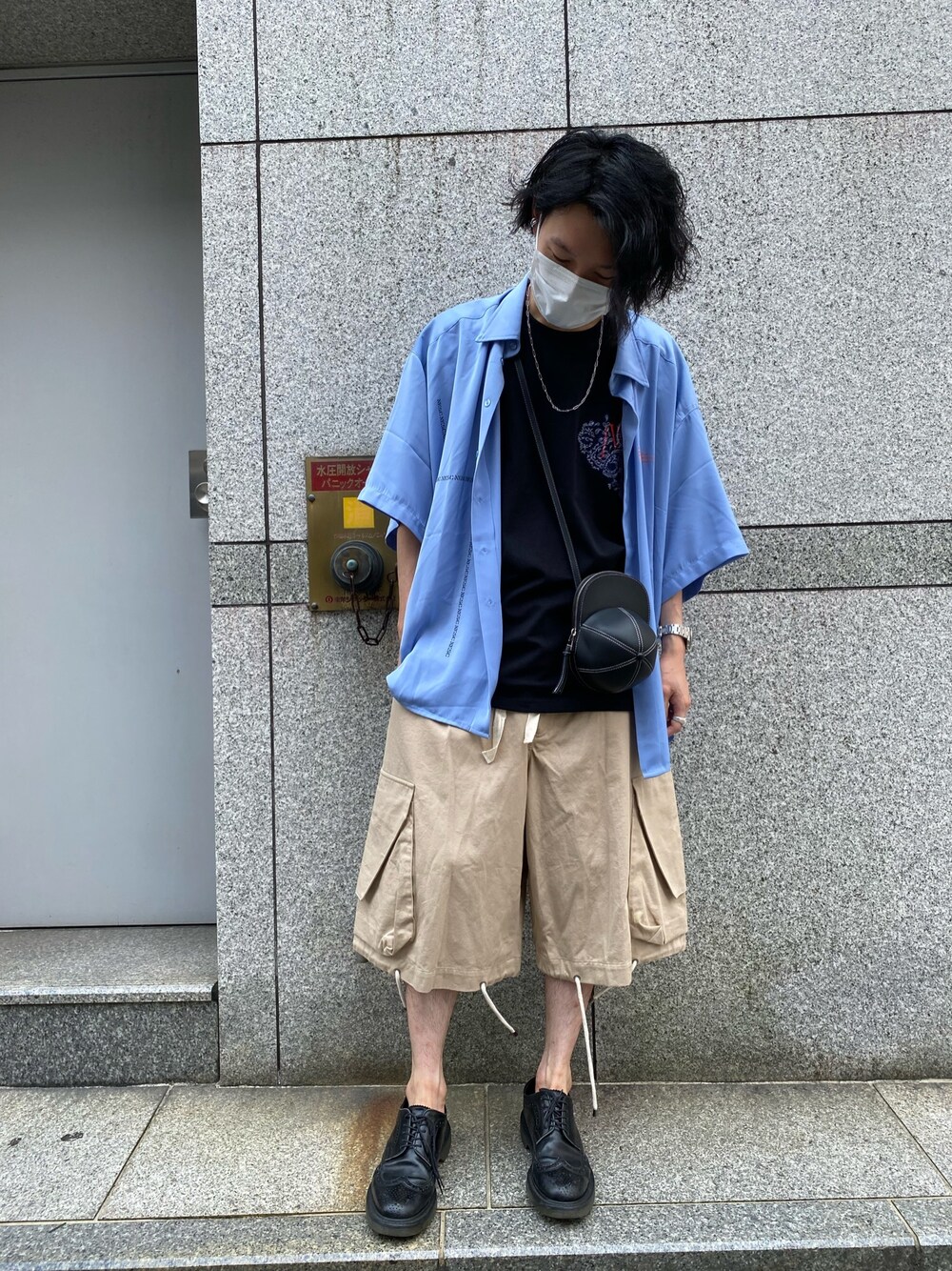 「LHP、オーバーサイズ、Danke schon、ハーフパンツ、ラフ、きれいめカジュアル、シャツスタイル、夏コーデ、JW Anderson」｜「jw andersonのアイテム（チノパンツ、ベージュ系）」を使った、shintaro itoさん（メンズ・173cm）の夏コーディネートの1枚目の写真