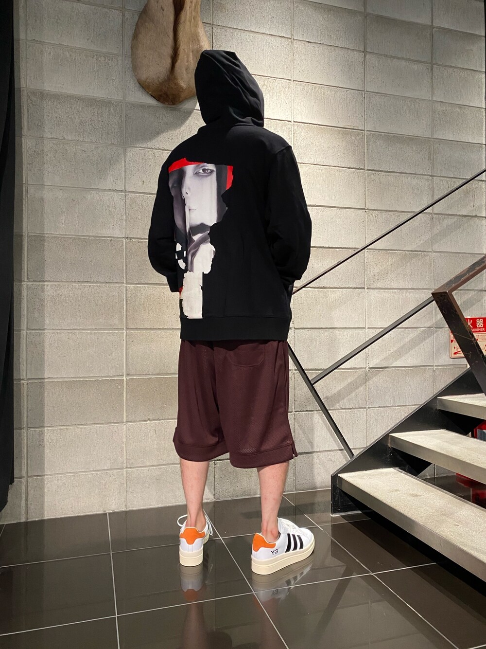 ホワイト系のスニーカー、ブラウン系のその他パンツ、ブラック系のパーカーを着用したメンズの夏コーディネートの1枚目の写真